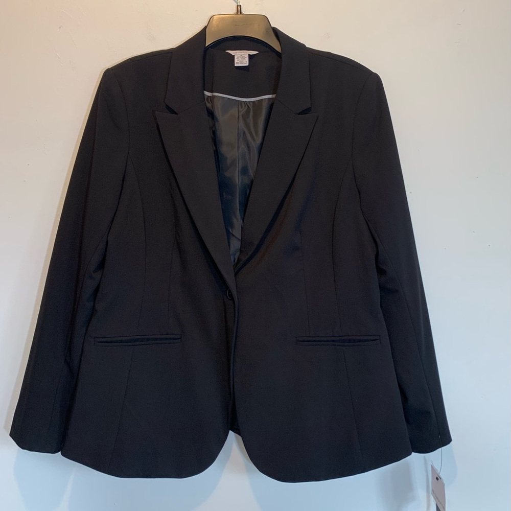 Liz Claiborne Collection Classic Black Blazer
Women’s 16 Pockets NWT